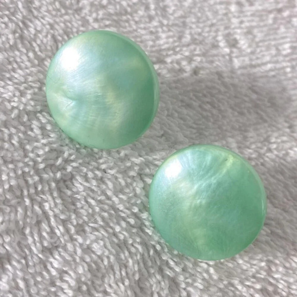 Vintage Light Green Pearlescent Plastic Circles Clip  On Earrings - Picture 1 of 8